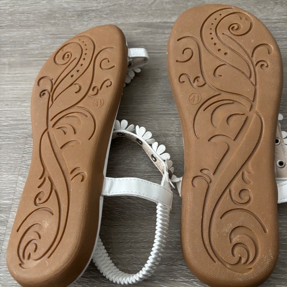 Size 8 white sandals - Picture 3 of 3